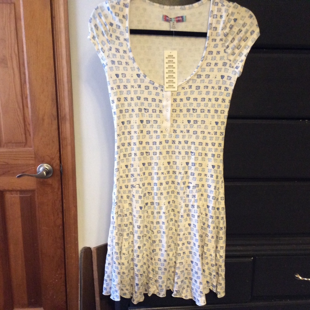 Urban outfitters, size M color cream and blues, new with tag